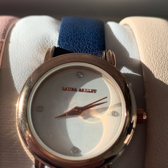 NWT Laura Ashley Women\'s Watch with Interchangeable Straps main image 4